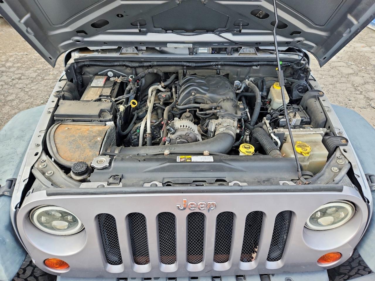 2013 Jeep Wrangler Sport Silver vin: 1C4AJWAG2DL647925