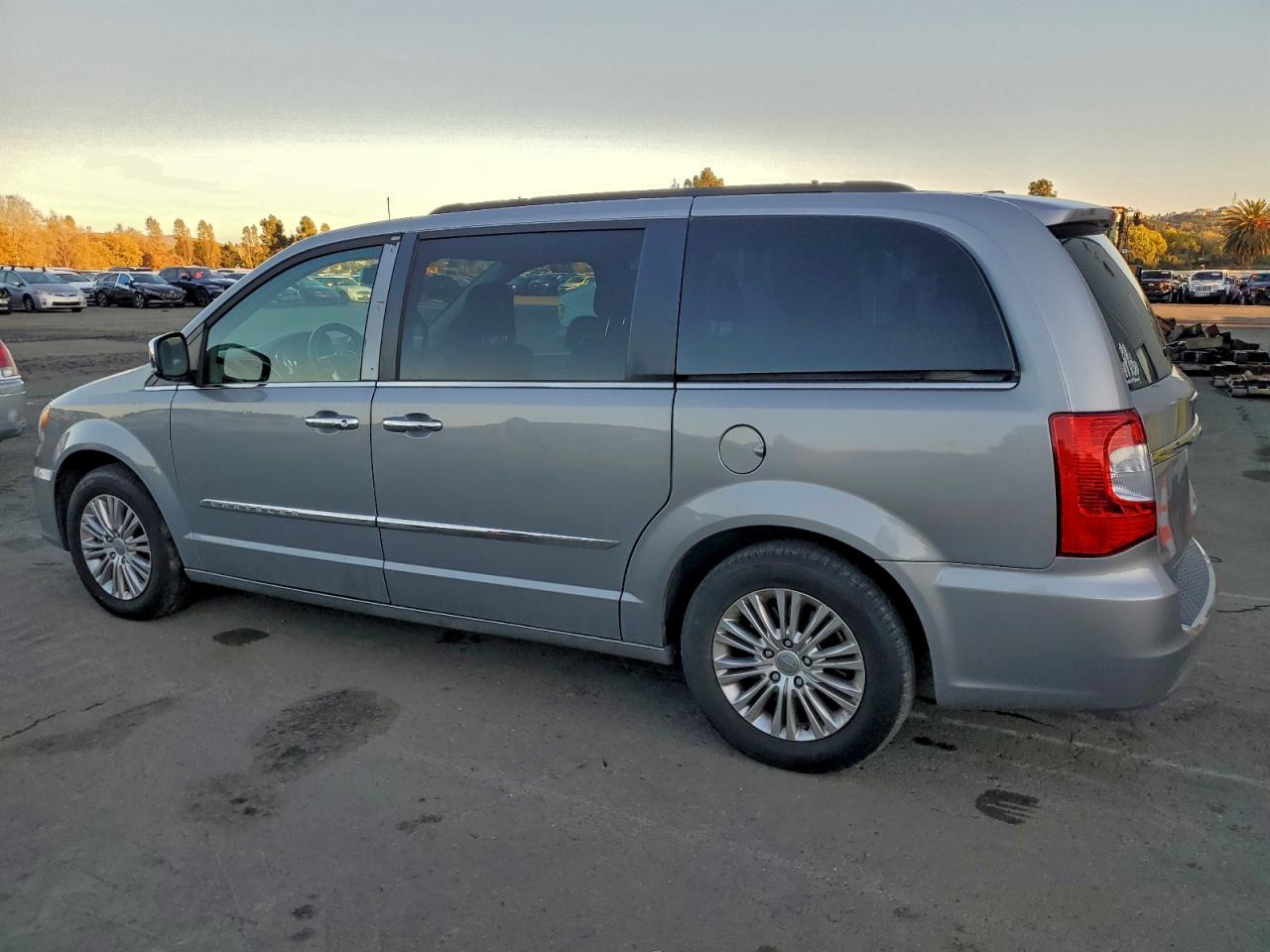 2015 Chrysler Town & Cou Серебряный vin: 2C4R1CG3FR629862