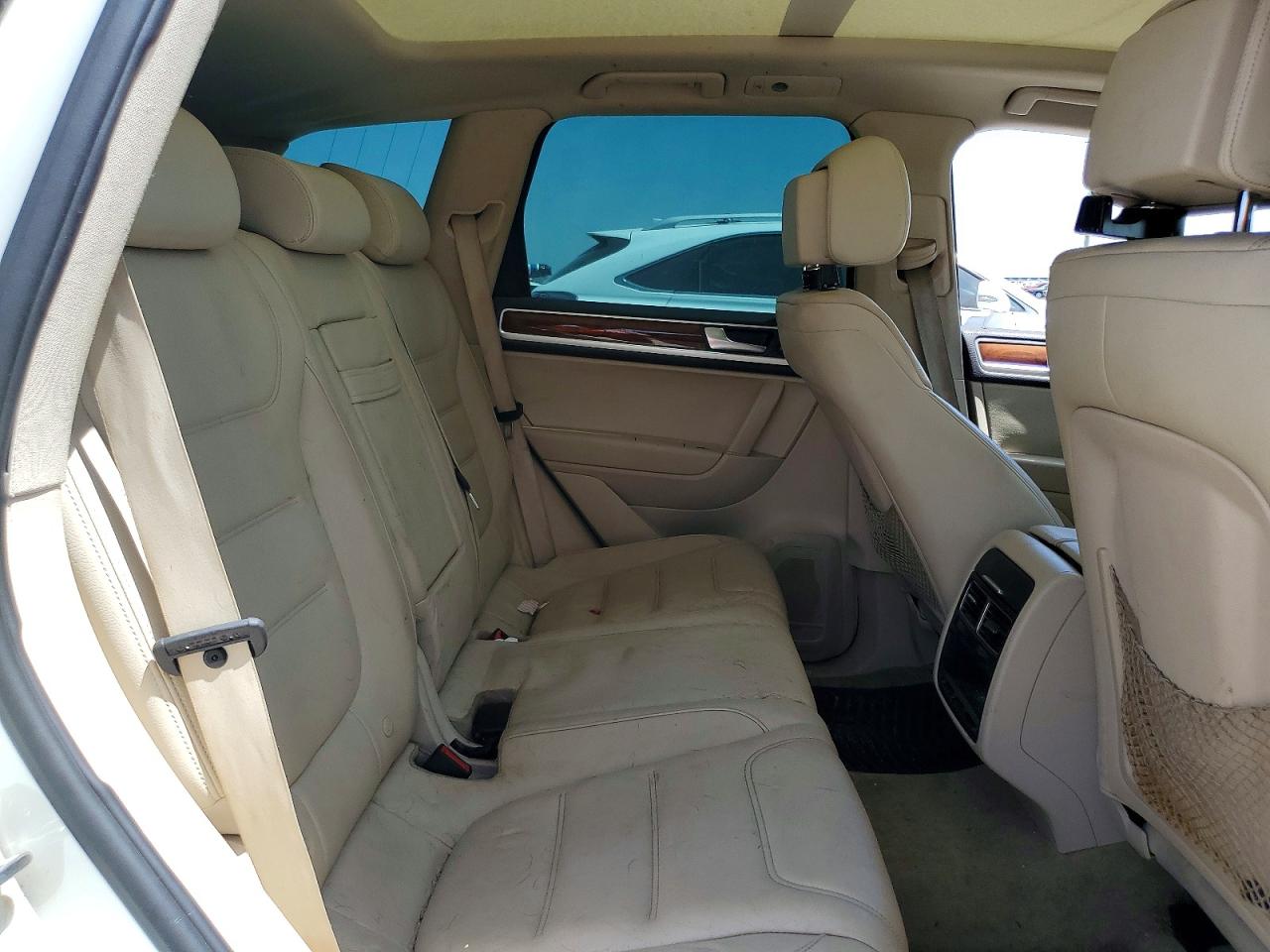 2012 Volkswagen Touareg V6 Tdi White vin: WVGFK9BPXCD005038