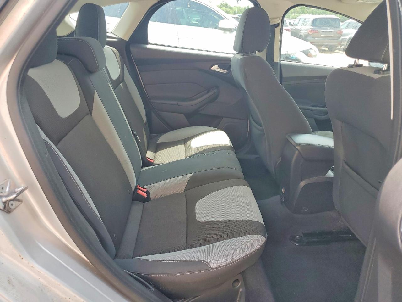 2014 Ford Focus Se Silver vin: 1FADP3K25EL430308