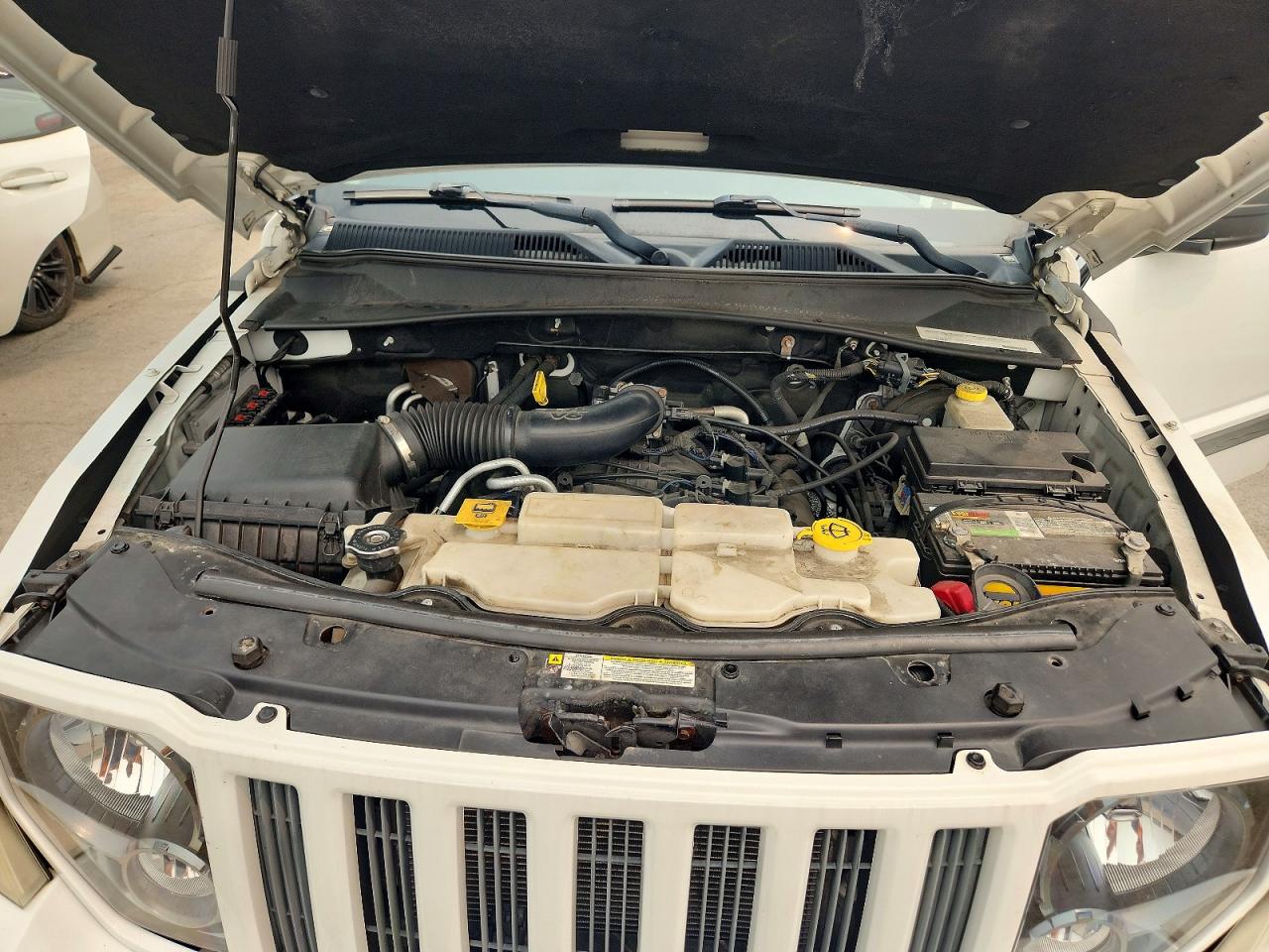 2012 Jeep Liberty Sport White vin: 1C4PJMAK0CW125911