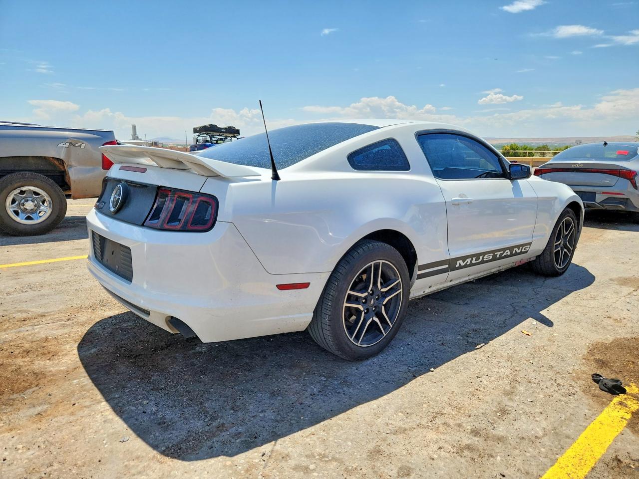 2014 Ford Mustang White vin: 1ZVBP8AM3E5207591
