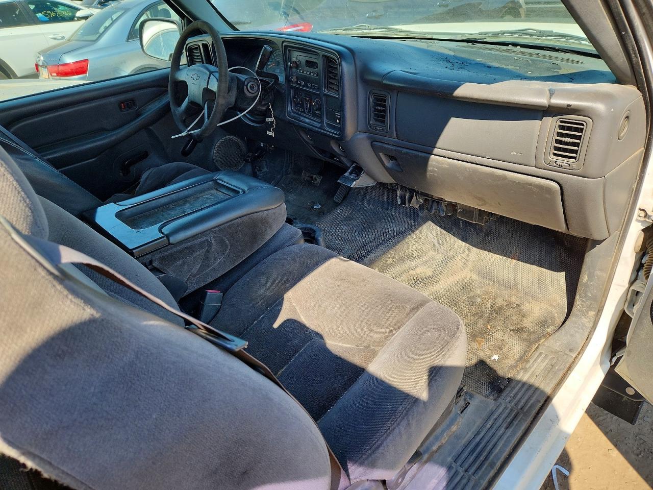 2003 Chevrolet Silverado C2500 Heavy Duty White vin: 1GCHC29UX3E274440
