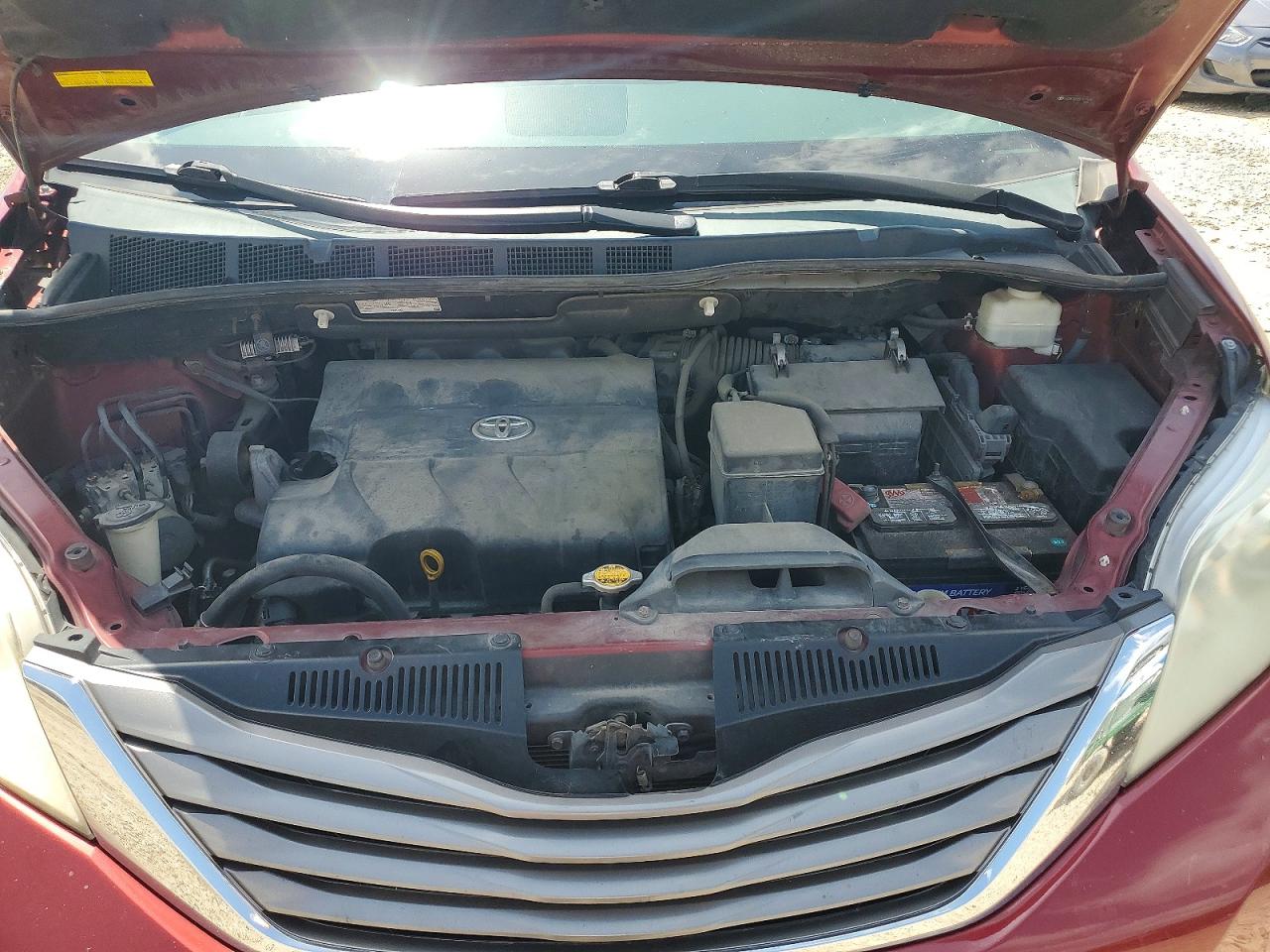 2011 Toyota Sienna Xle 8-passenger Red vin: 5TDYK3DCXBS127910