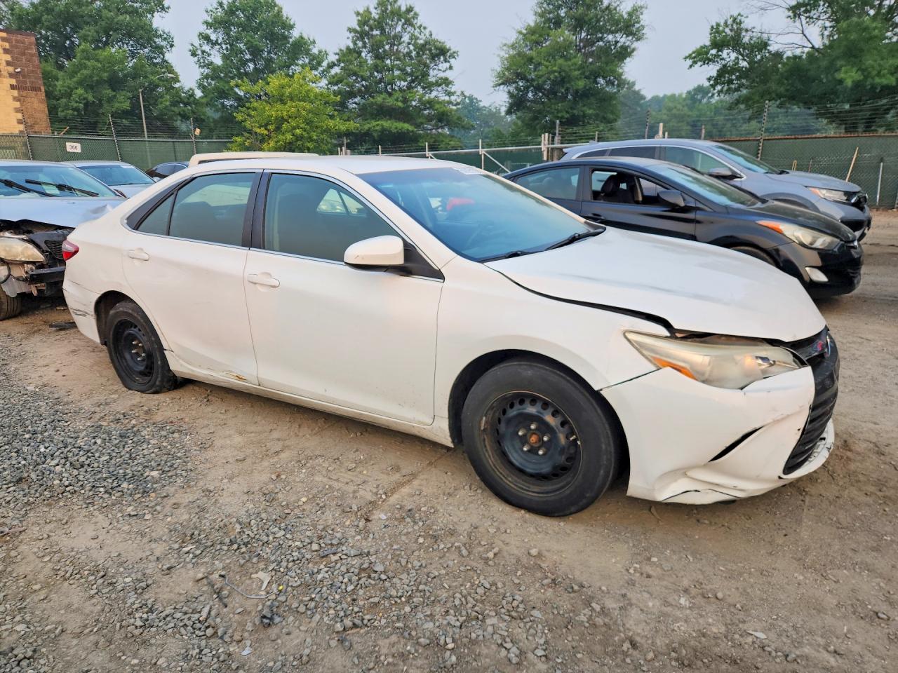 2015 Toyota Camry Le White vin: 4T1BF1FKXFU494306