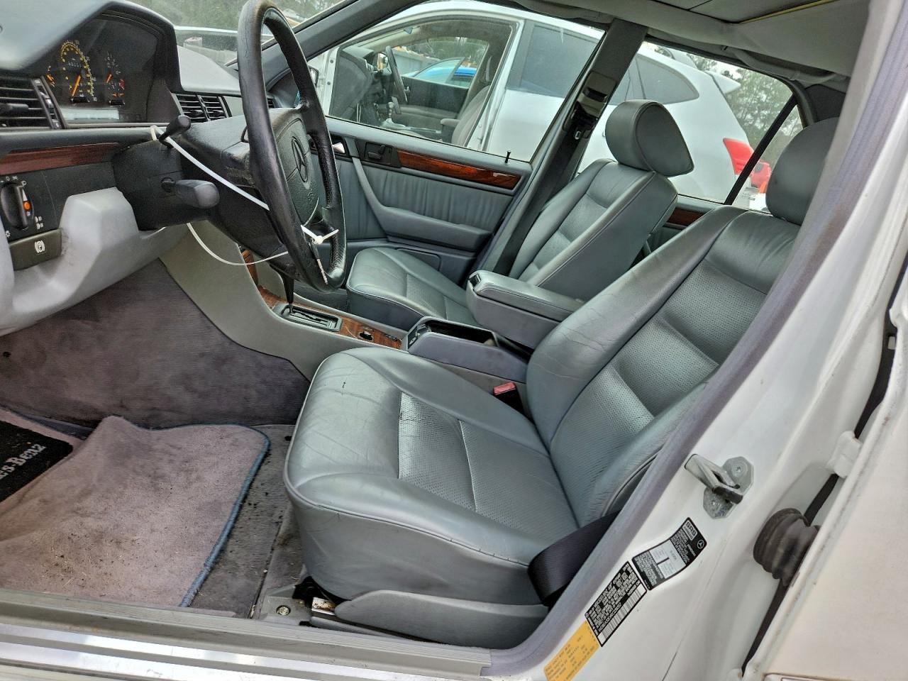 1994 Mercedes-benz E 320 White vin: WDBEA32EXRC038357