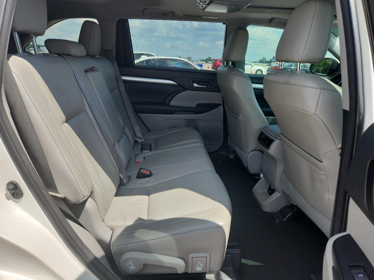 2015 Toyota Highlander Xle White vin: 5TDJKRFH7FS113224