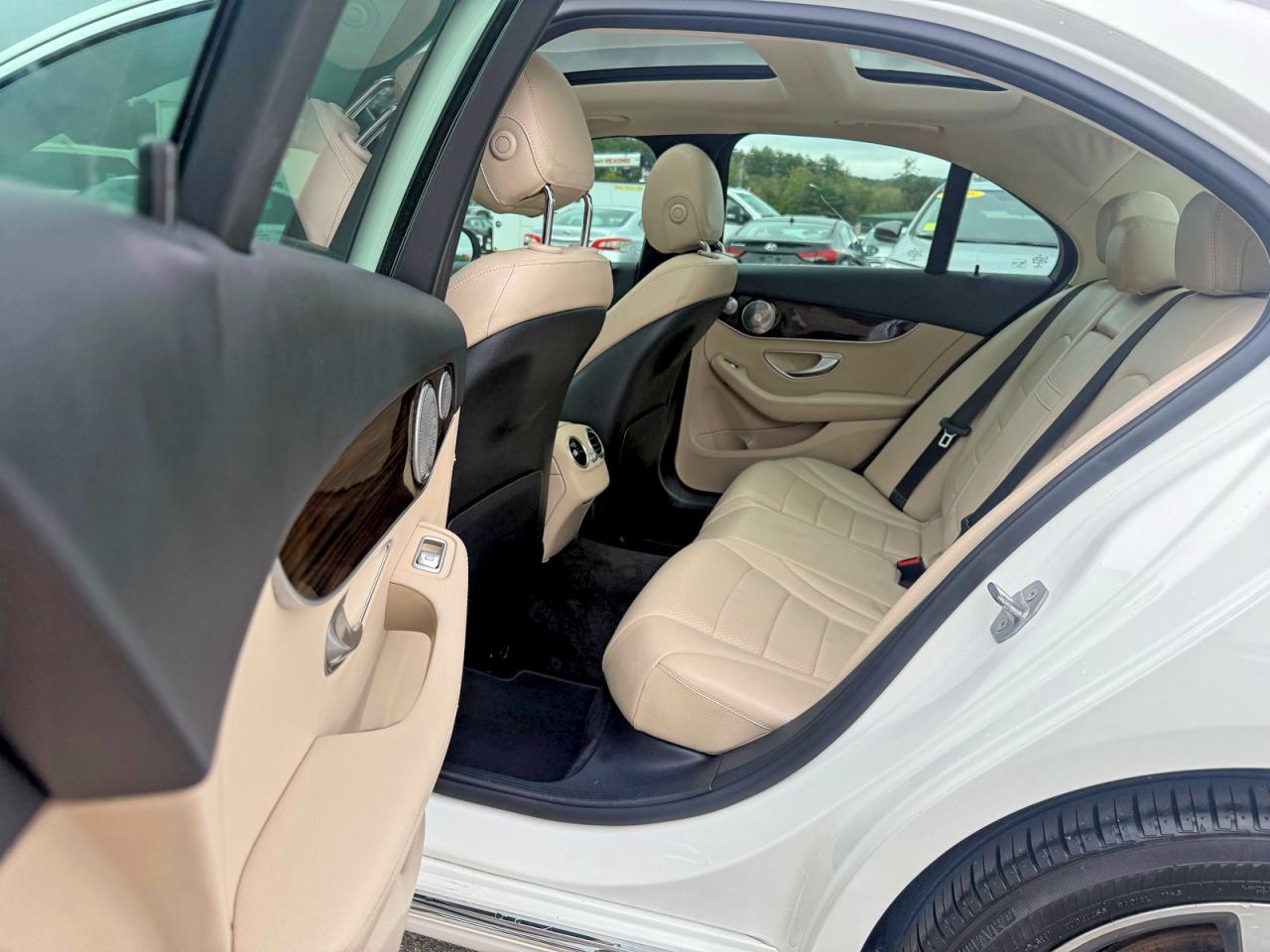 2017 Mercedes-benz C 300 4matic White vin: 55SWF4KB7HU198313