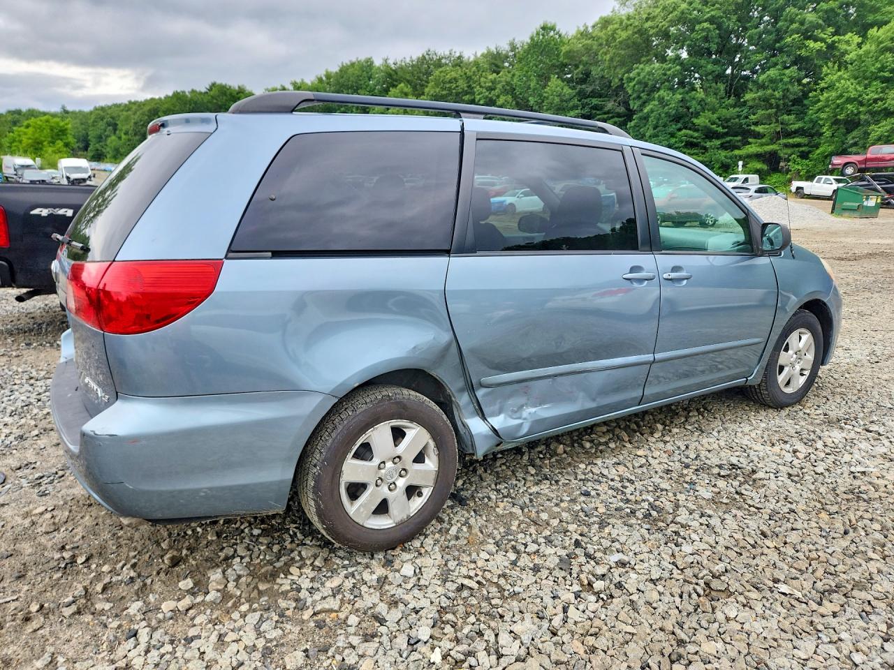 2010 Toyota Sienna Le 7-passenger Blue vin: 5TDKK4CC0AS318800