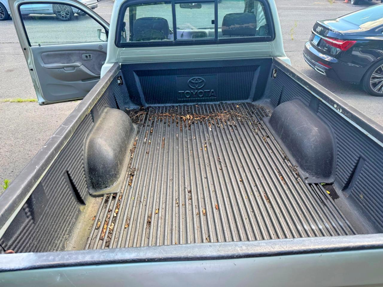 2001 Toyota Tacoma Deluxe Серый vin: 5TEPM62N812782466
