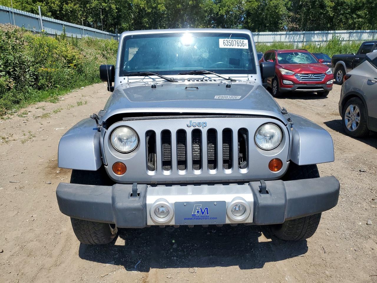 2013 Jeep Wrangler Unlimited Sahara Silver vin: 1C4BJWEGXDL548221