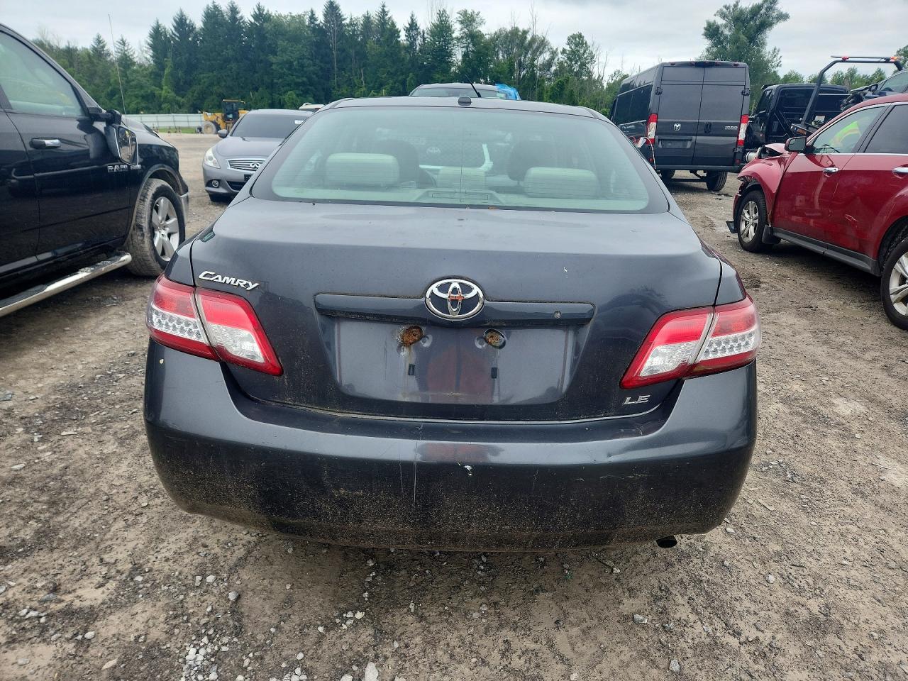 2011 Toyota Camry Le Gray vin: 4T1BF3EKXBU684694