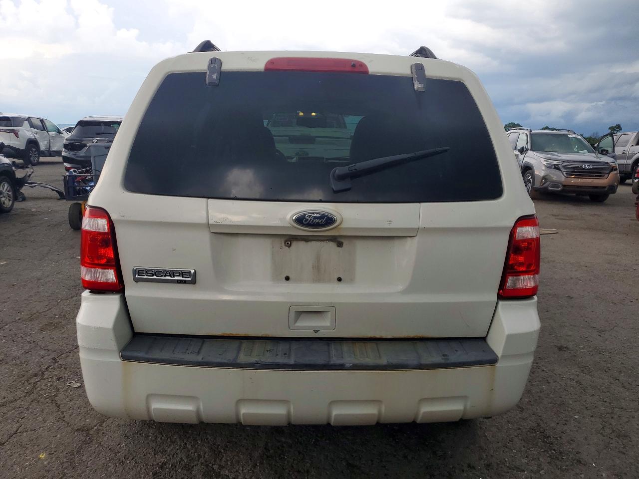 2010 Ford Escape Xlt White vin: 1FMCU9D72AKC67221