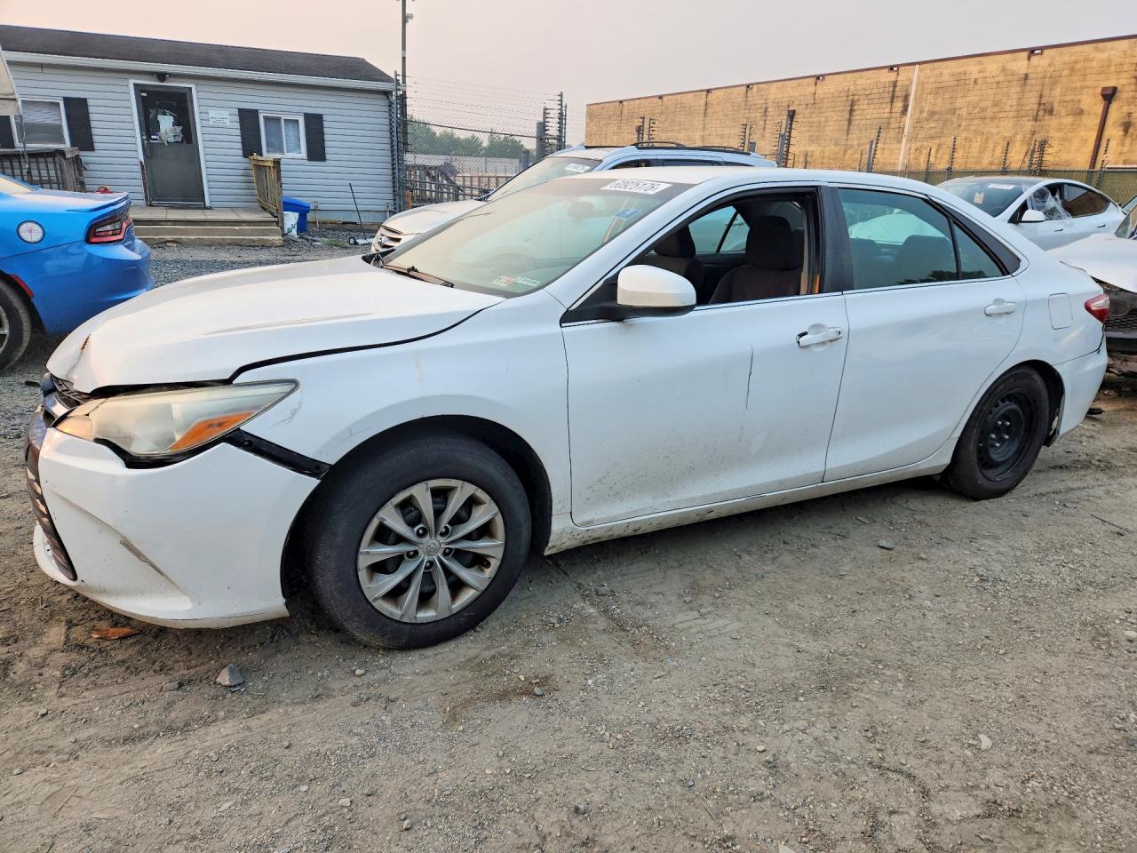 2015 Toyota Camry Le White vin: 4T1BF1FKXFU494306