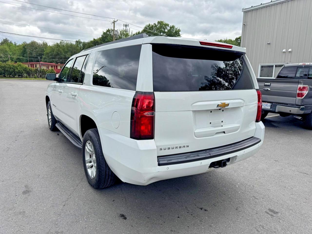 2019 Chevrolet Suburban K1500 Lt Белый vin: 1GNSKHKC1KR273818