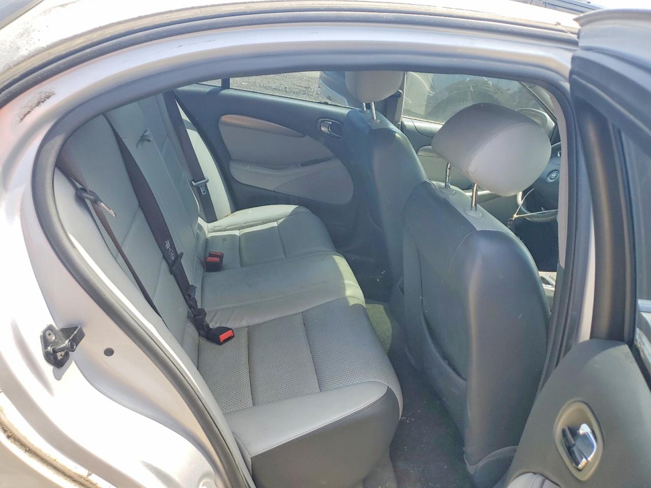 2005 Jaguar S-type Silver vin: SAJWA01T85FN18878