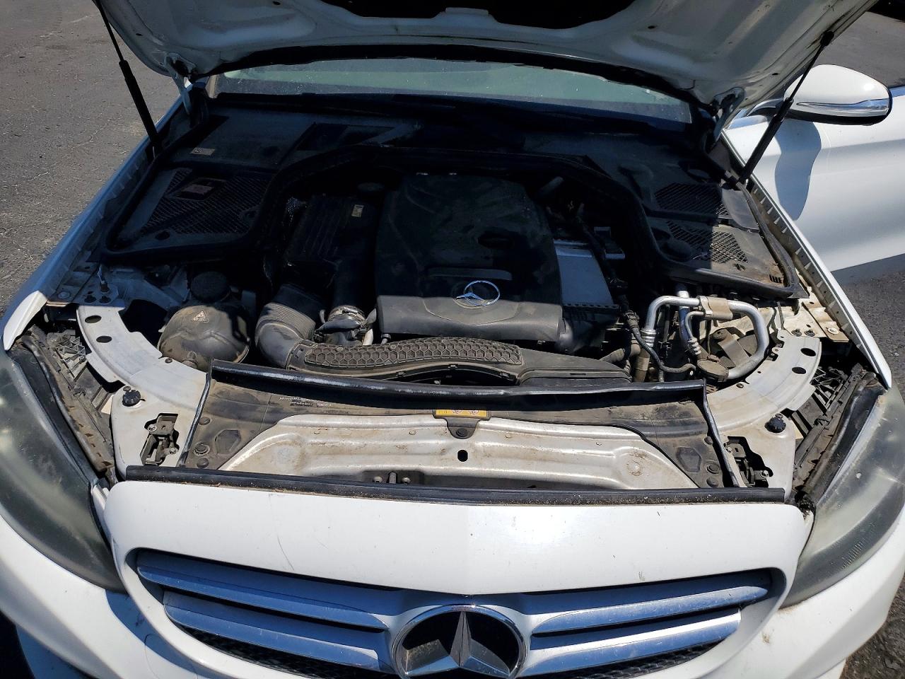 2015 Mercedes-benz C 300 White vin: 55SWF4JB4FU085529