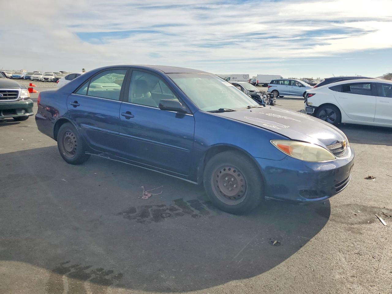 2002 Toyota Camry Le Blue vin: JTDBE32K020096063