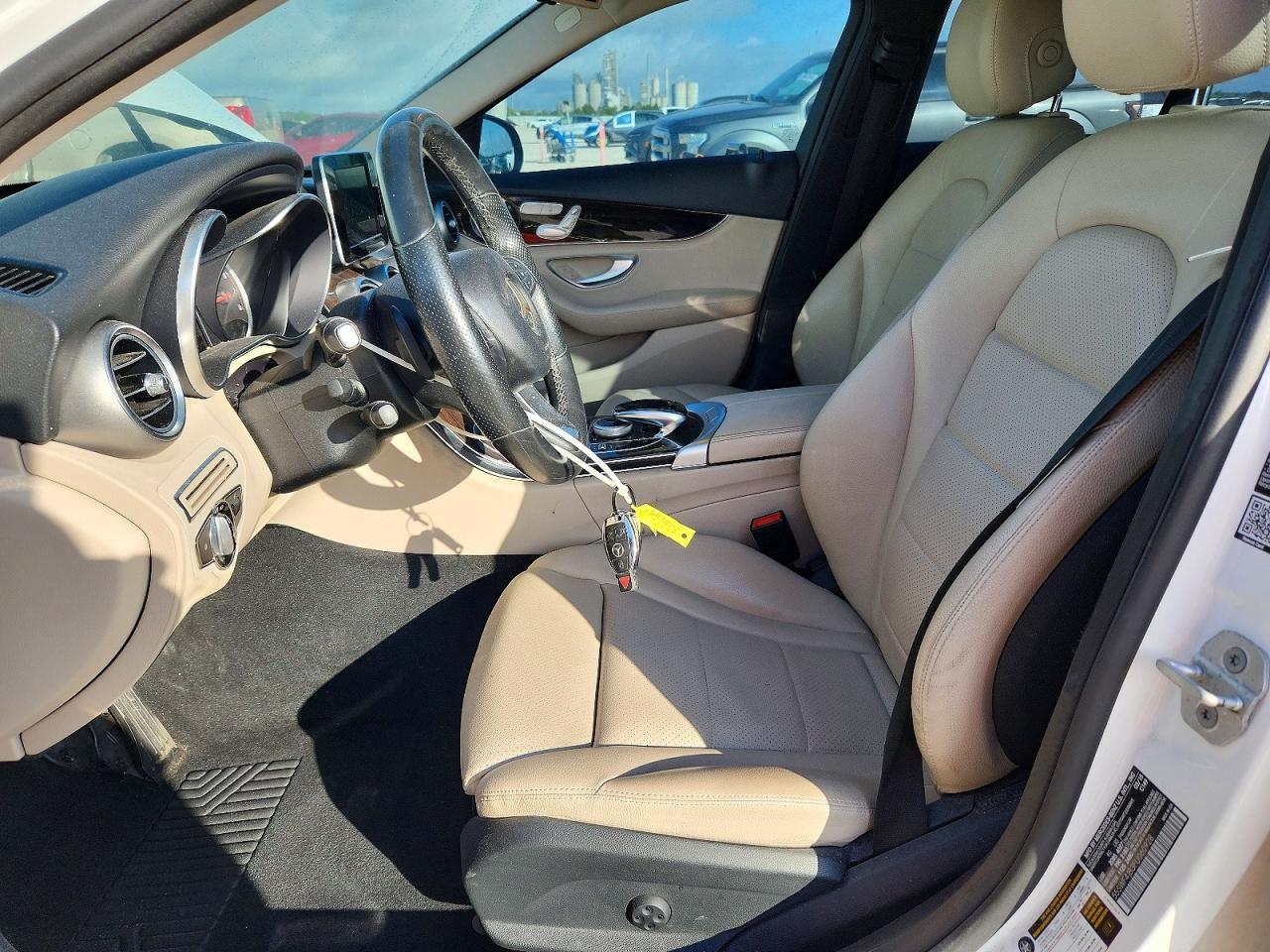 2015 Mercedes-benz C 300 White vin: 55SWF4JB3FU060928