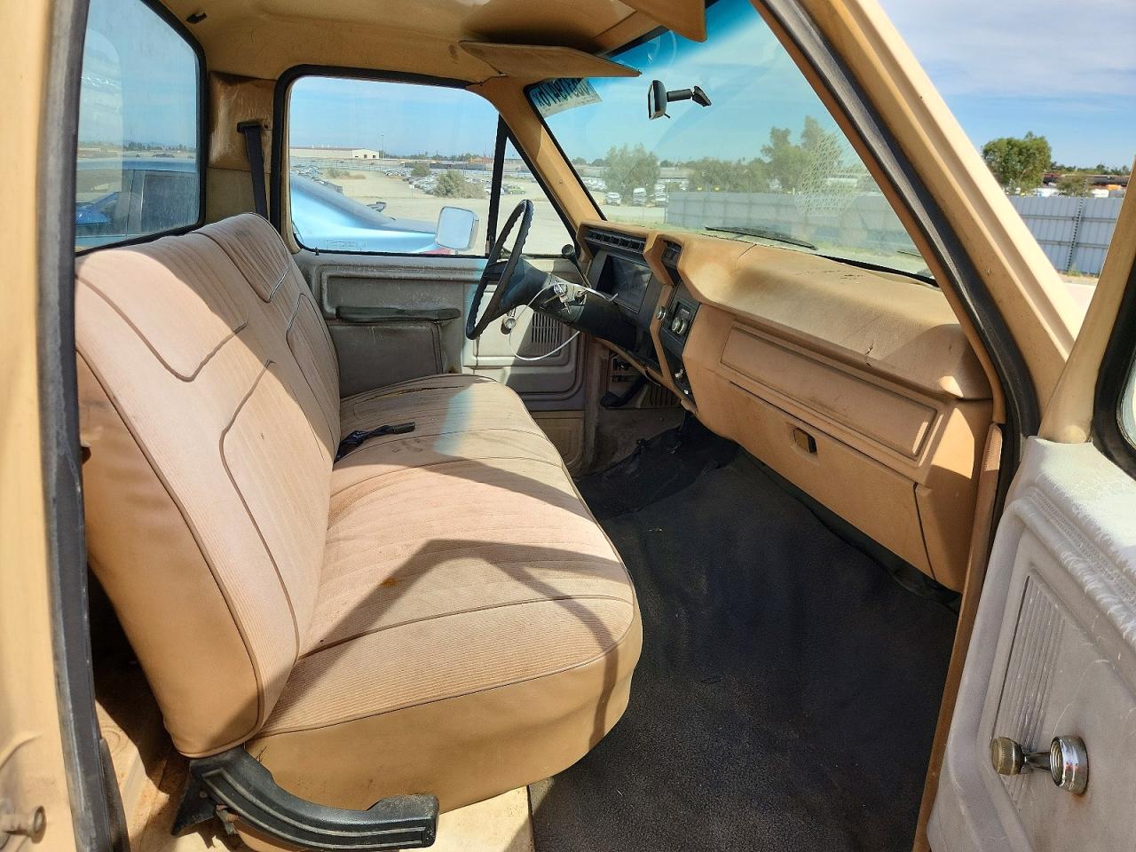1983 Ford F100 Бежевый vin: 1FTCF10Y0DPA91808