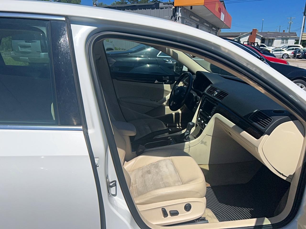2015 Volkswagen Passat Sel White vin: 1VWCV7A32FC003843