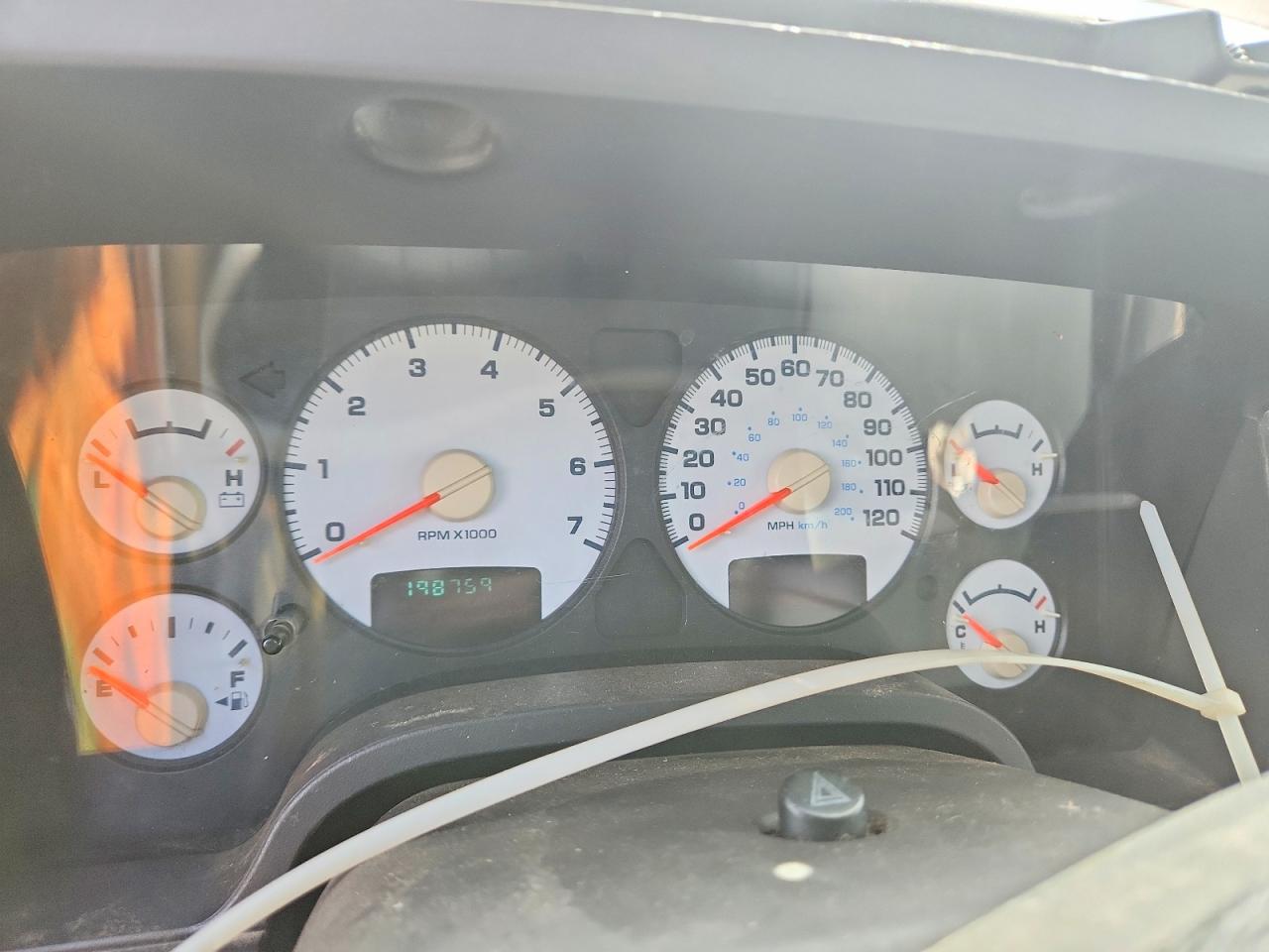2002 Dodge Ram 1500 Red vin: 1D7HA18N82J195340