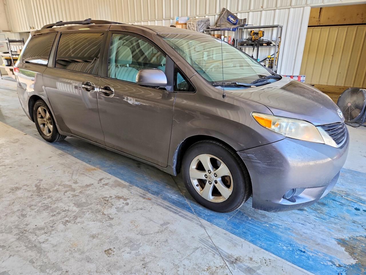 2011 Toyota Sienna Le Серый vin: 5TDKK3DC2BS063593