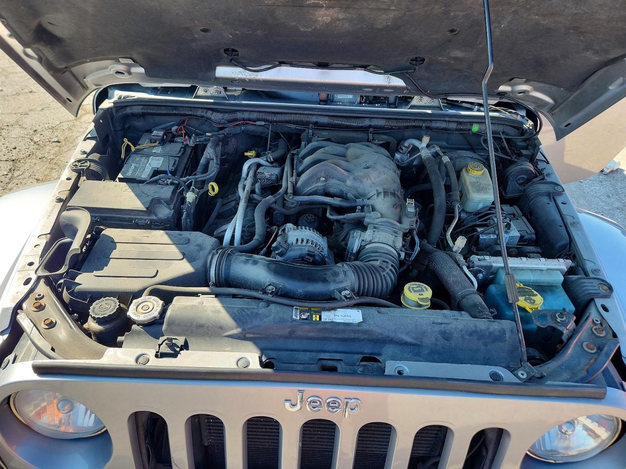 2015 Jeep Wrangler Unlimited Sahara Silver vin: 1C4HJWEG6FL622926