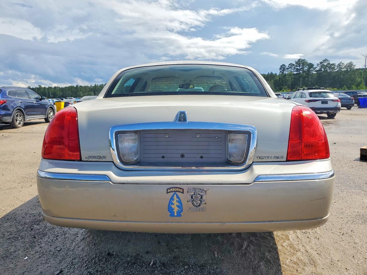 2006 Lincoln Town Car Signature Two Tone vin: 1LNHM81V76Y626893
