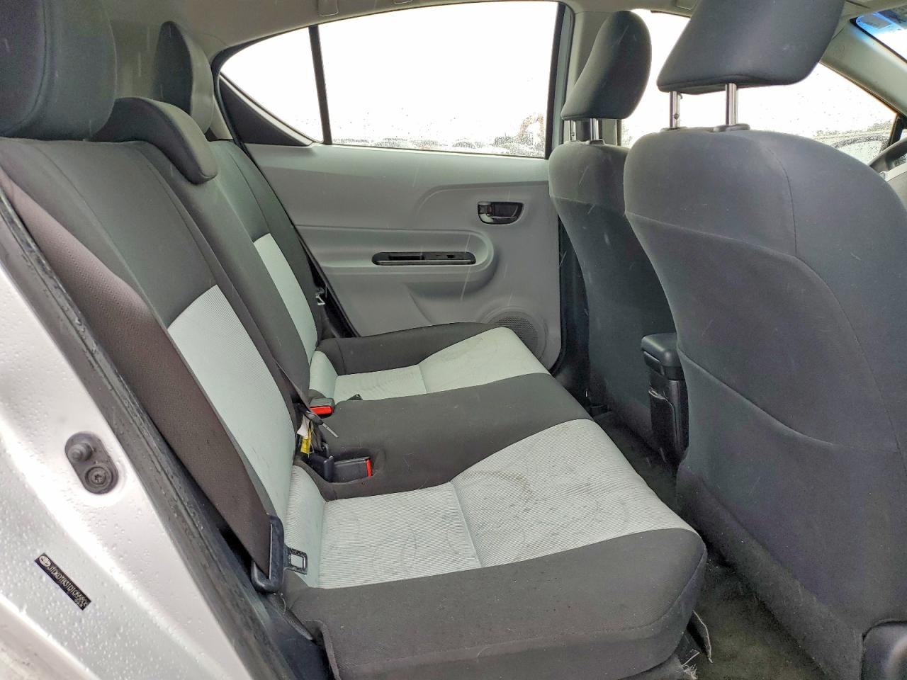 2013 Toyota Prius C Two Серебряный vin: JTDKDTB31D1055806