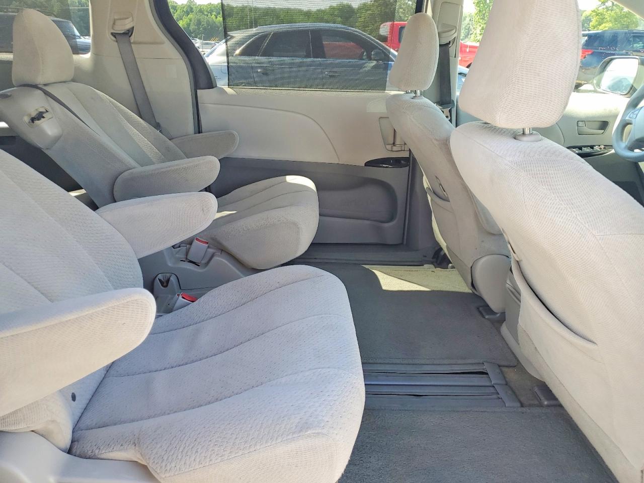 2011 Toyota Sienna Le Silver vin: 5TDKK3DC0BS154345