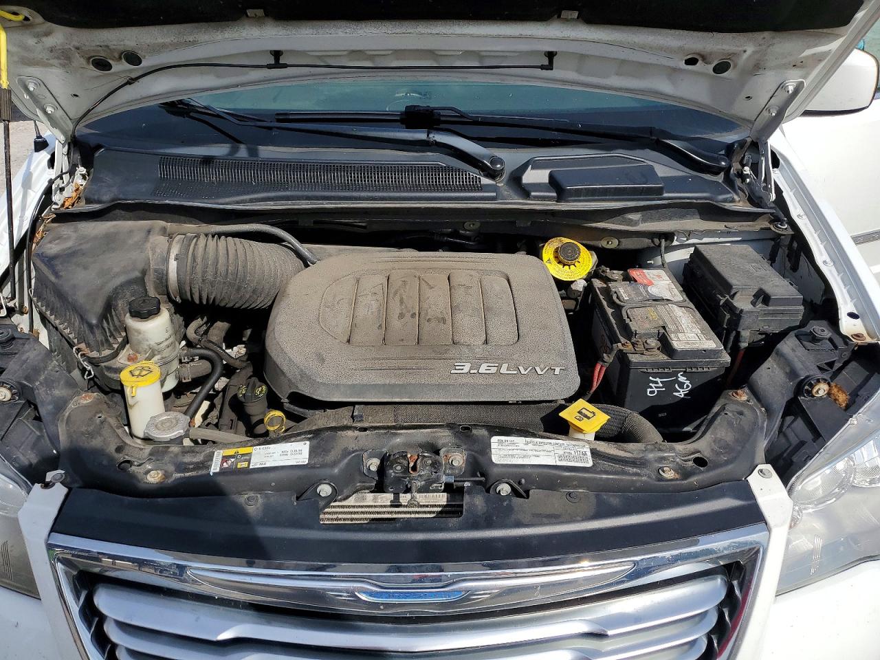 2015 Chrysler Town & Country Touring White vin: 2C4RC1BG8FR662535