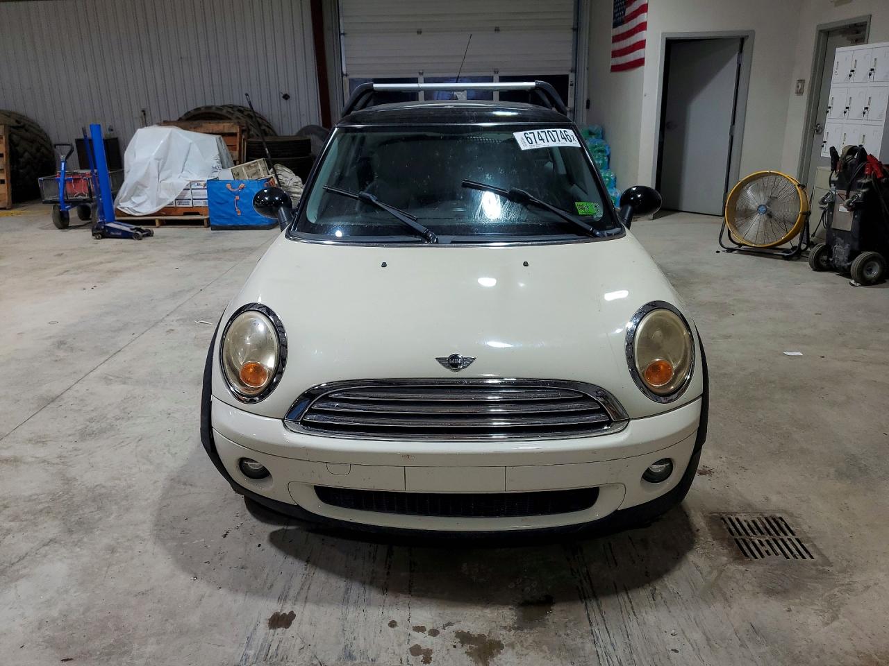 2009 Mini Cooper White vin: WMWMF33519TW77463