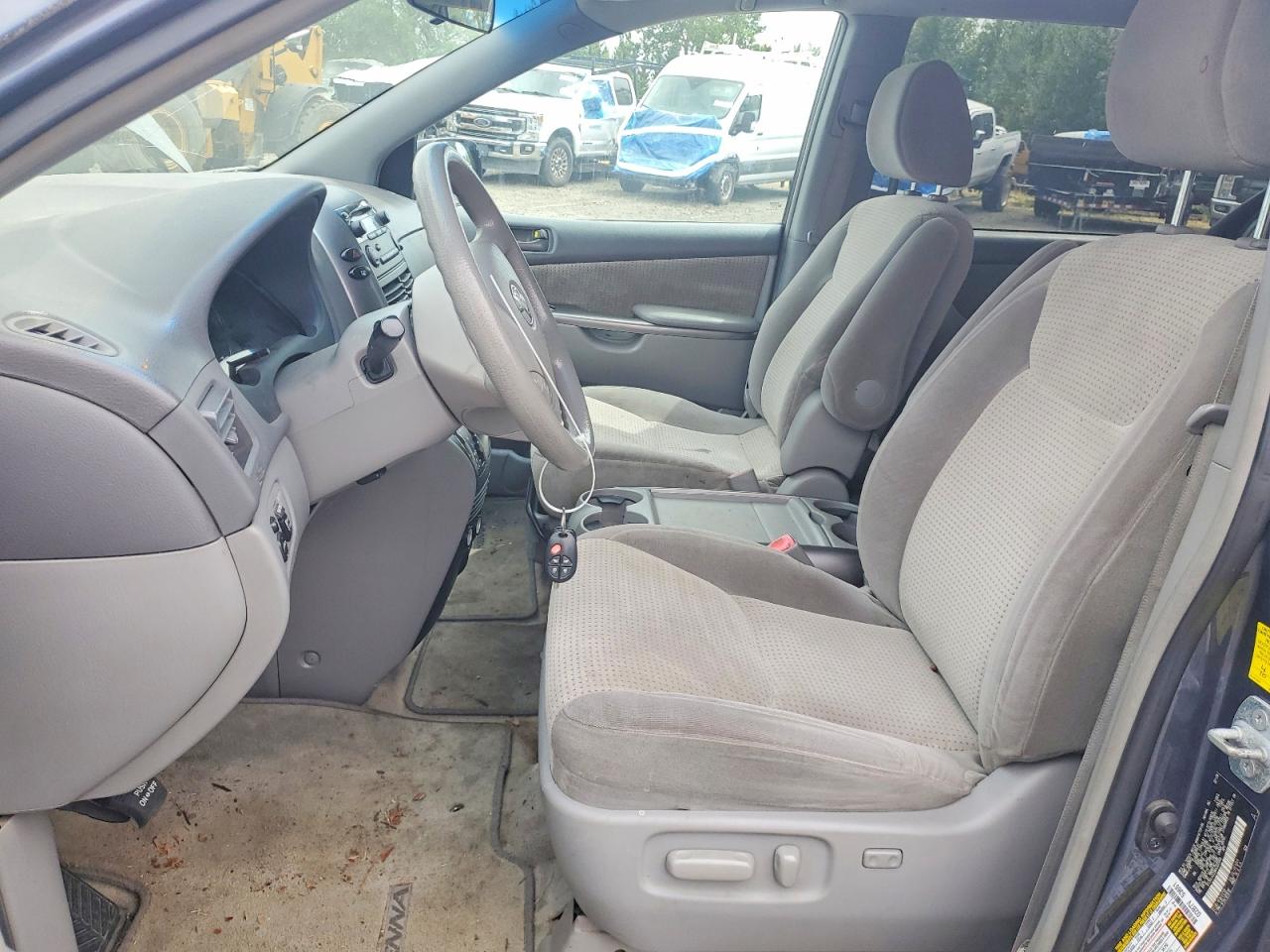 2010 Toyota Sienna Le 7-passenger Gray vin: 5TDKK4CC9AS305950