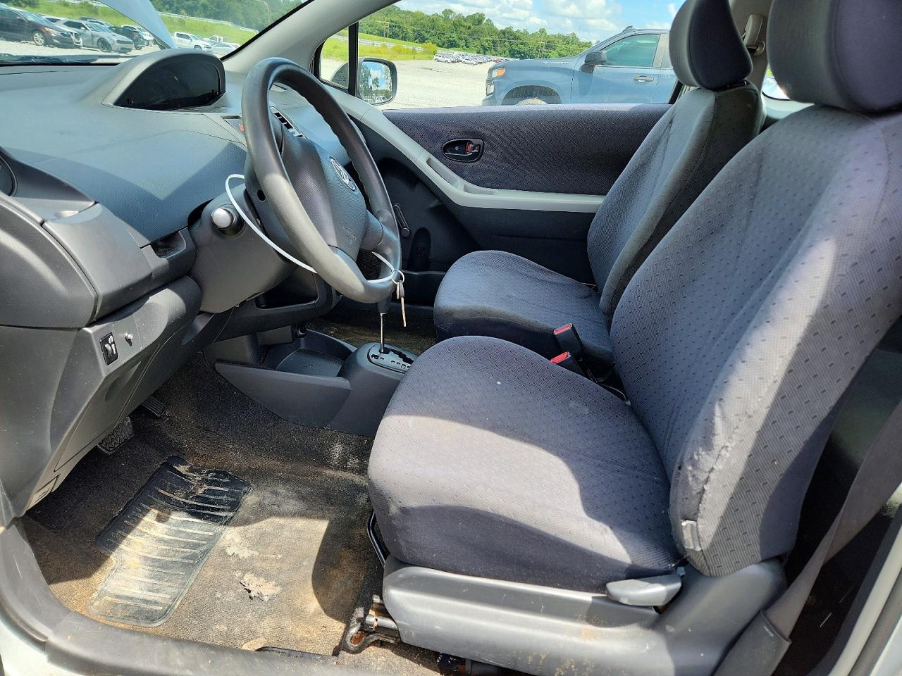 2009 Toyota Yaris Base Серебряный vin: JTDJT903X95263929