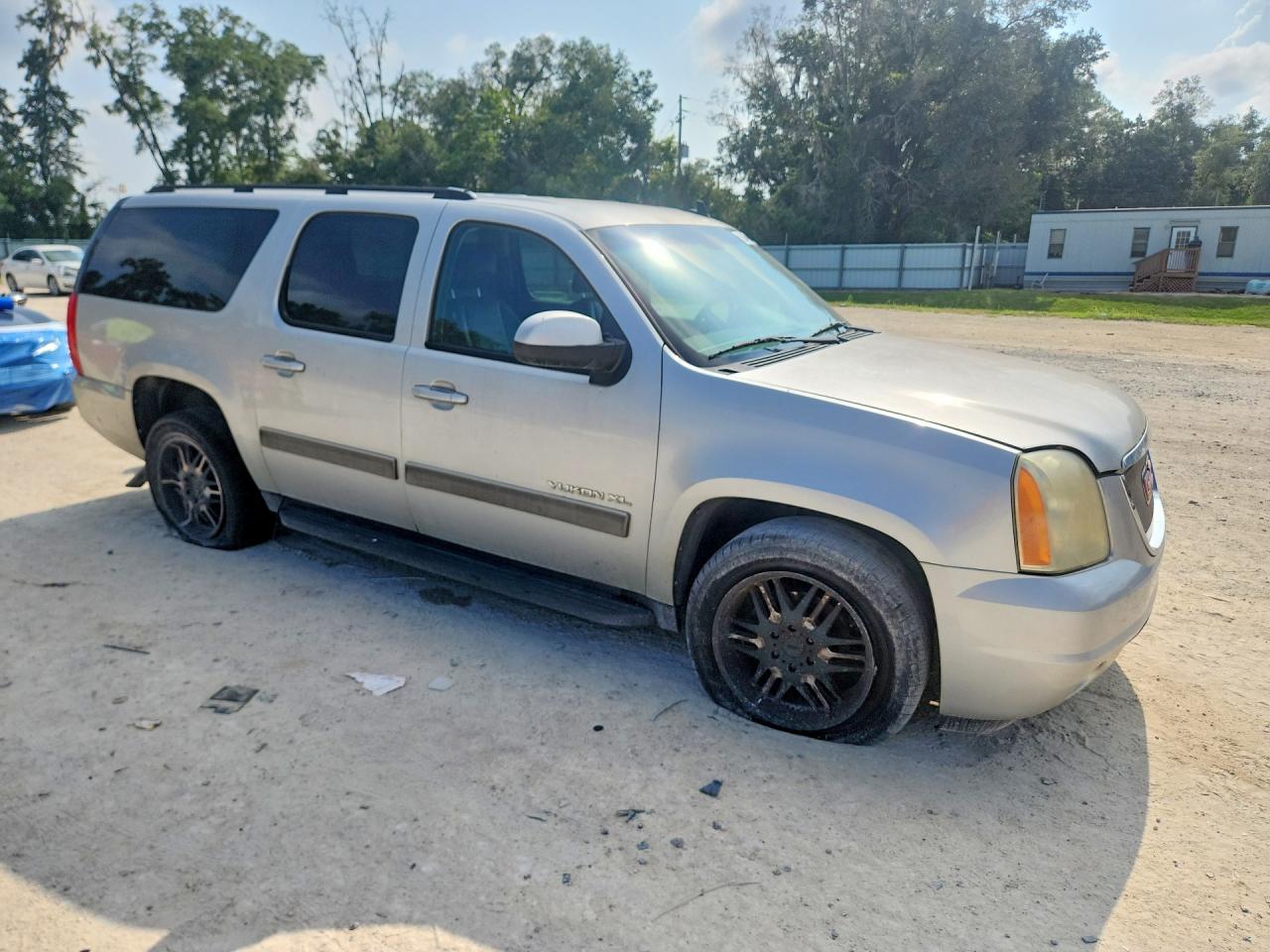 2011 Gmc Yukon Xl C1500 Sle Silver vin: 1GKS1HE06BR164465