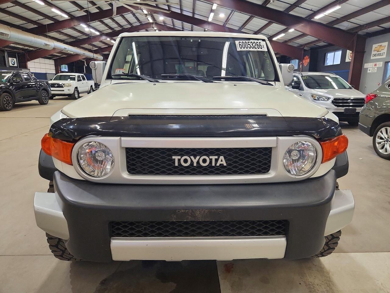 2013 Toyota Fj Cruiser Base Белый vin: JTEBU4BF0DK165056