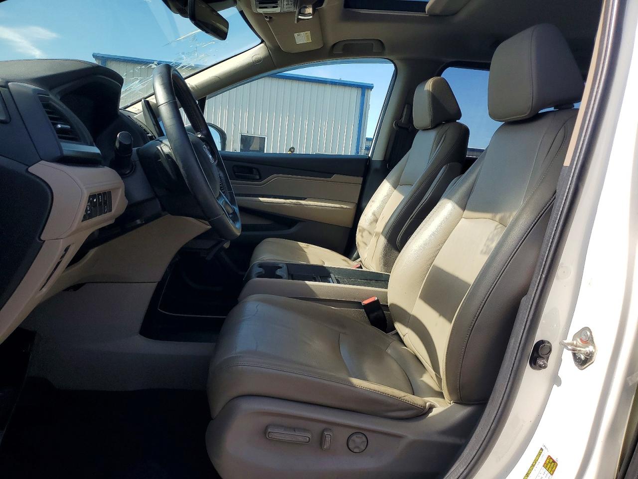 2018 Honda Odyssey Exl White vin: 5FNRL6H77JB055308
