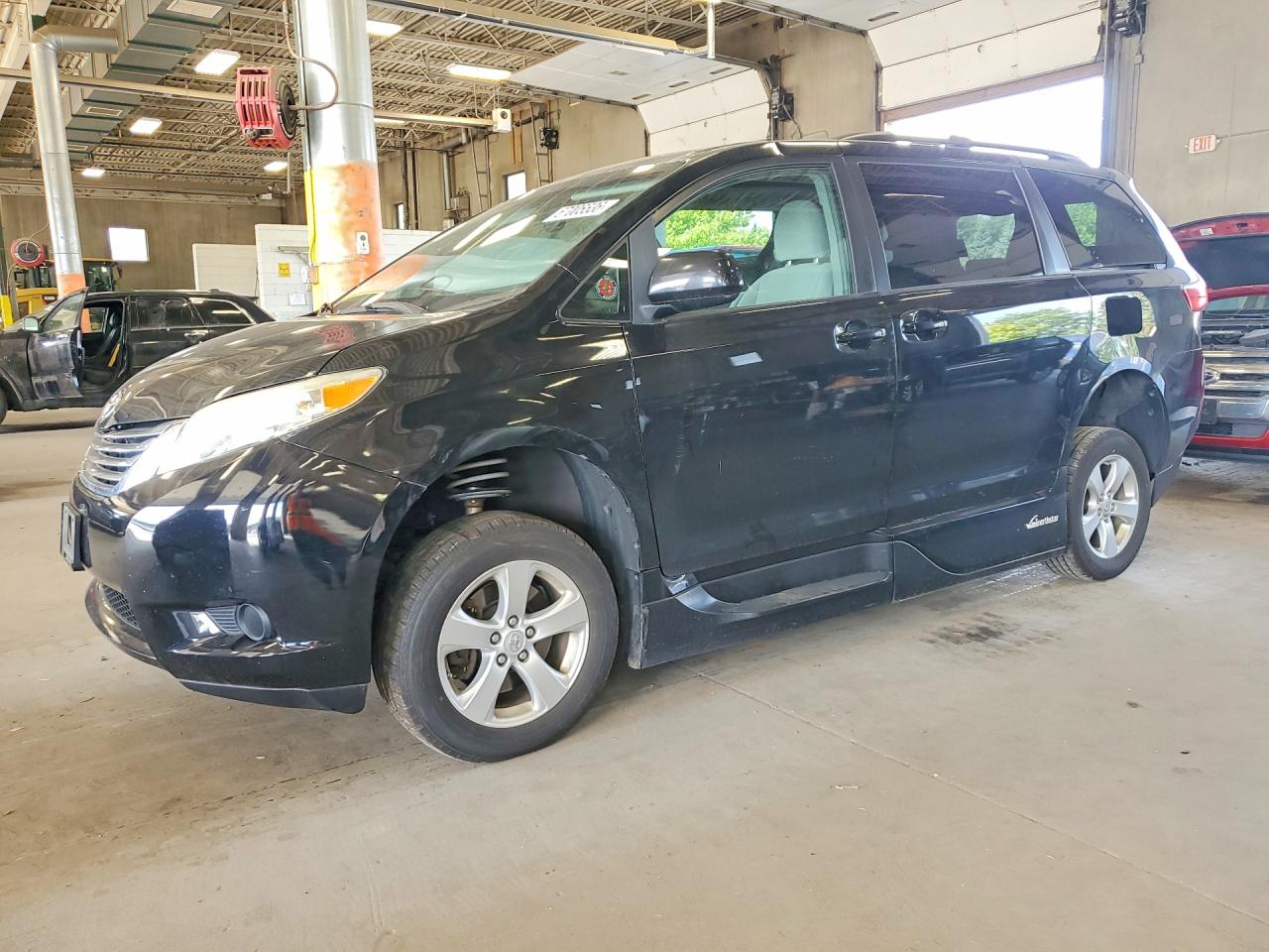 2015 Toyota Sienna Le Black vin: 5TDKK3DC3FS613518