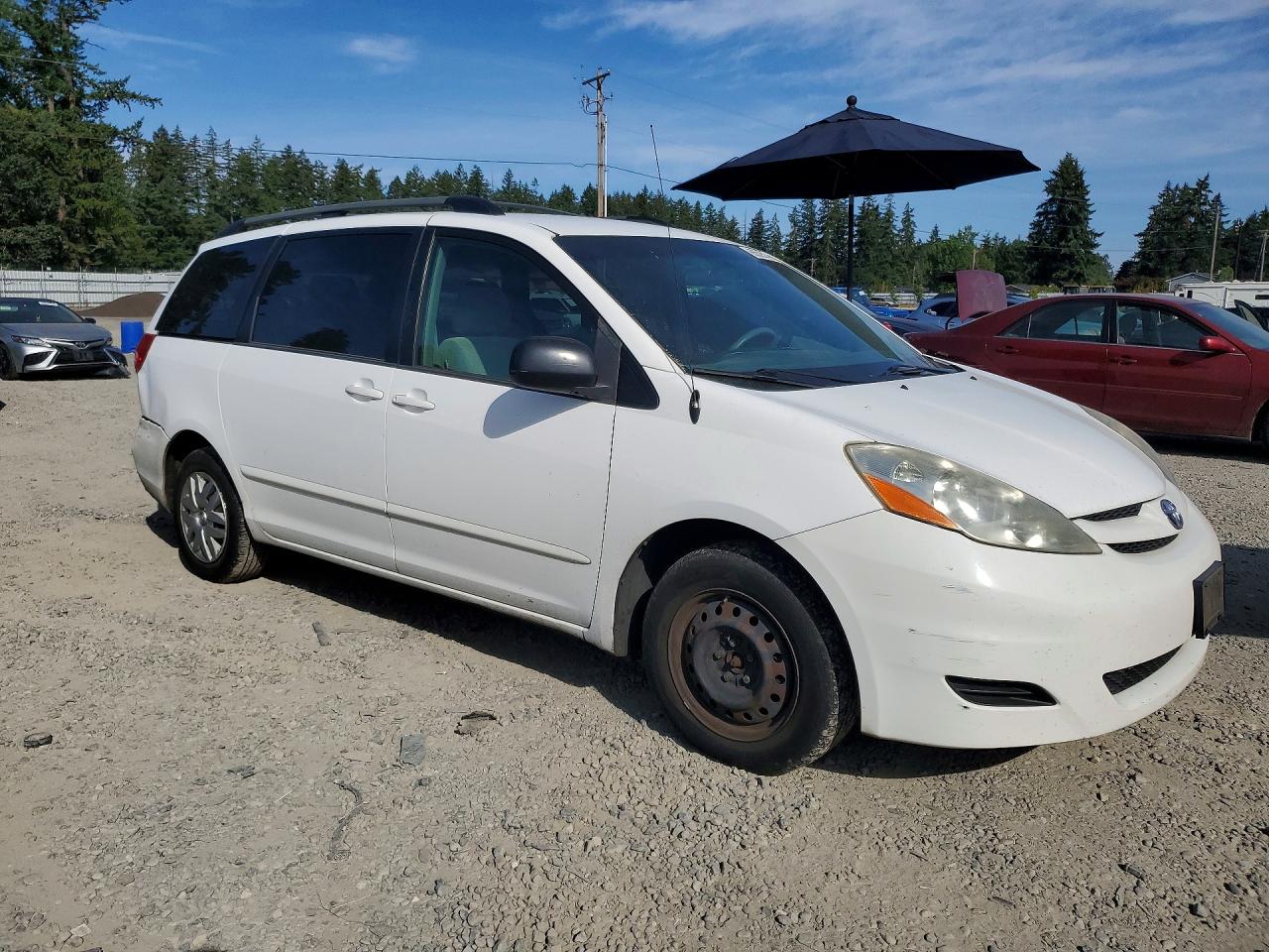 2007 Toyota Sienna Le 8-passenger White vin: 5TDZK23C77S022216