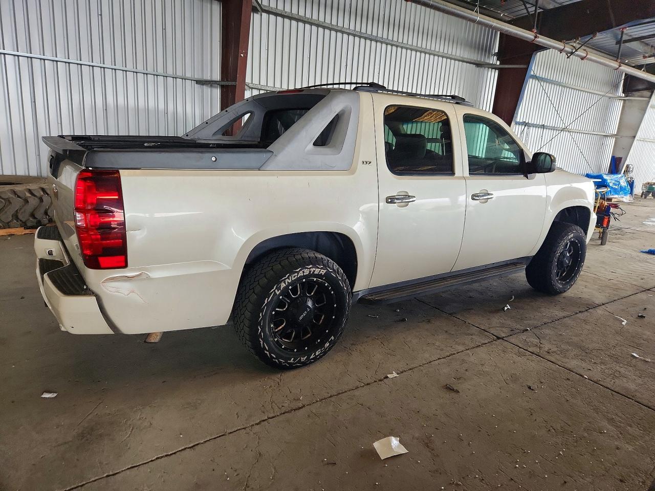 2011 Chevrolet Avalanche Ltz White vin: 3GNMCGE03BG103803