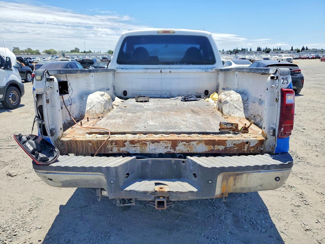 2008 Ford F250 Super Duty White vin: 1FTNF20528ED80386
