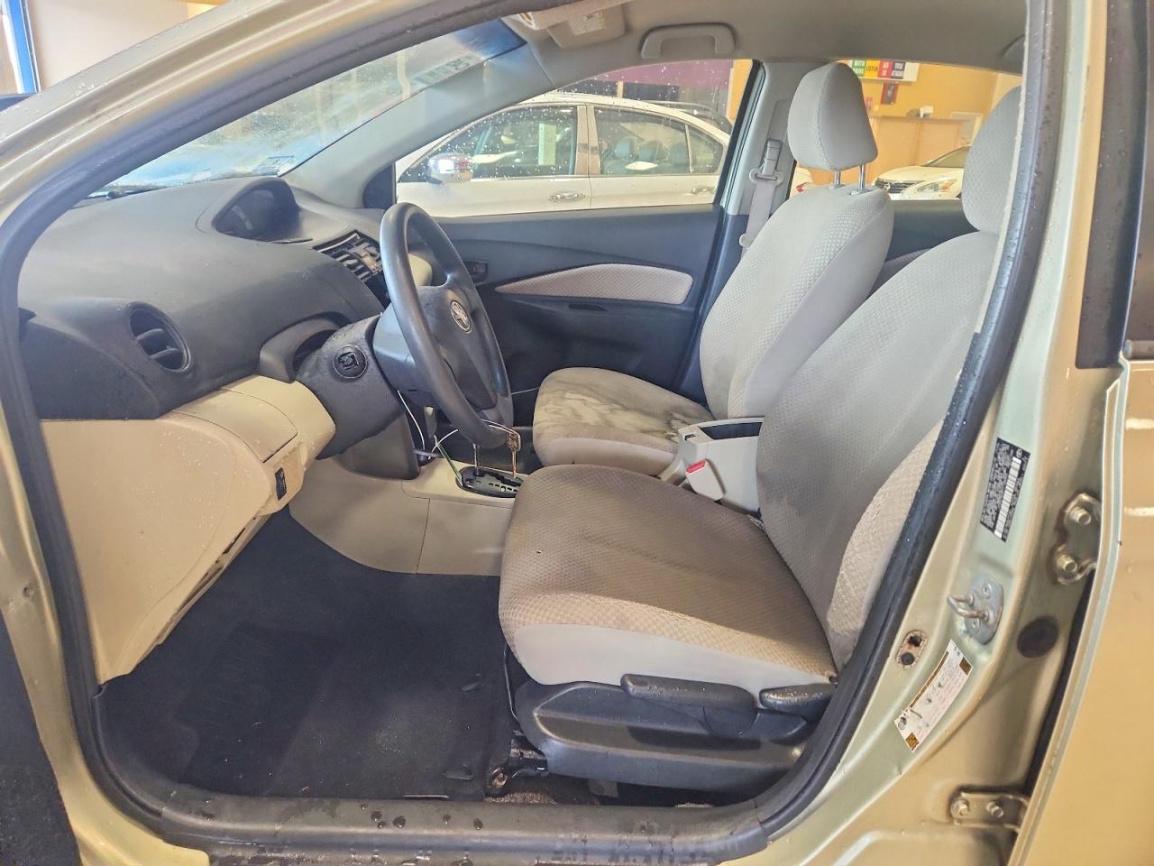 2007 Toyota Yaris Base Gold vin: JTDBT923971108343