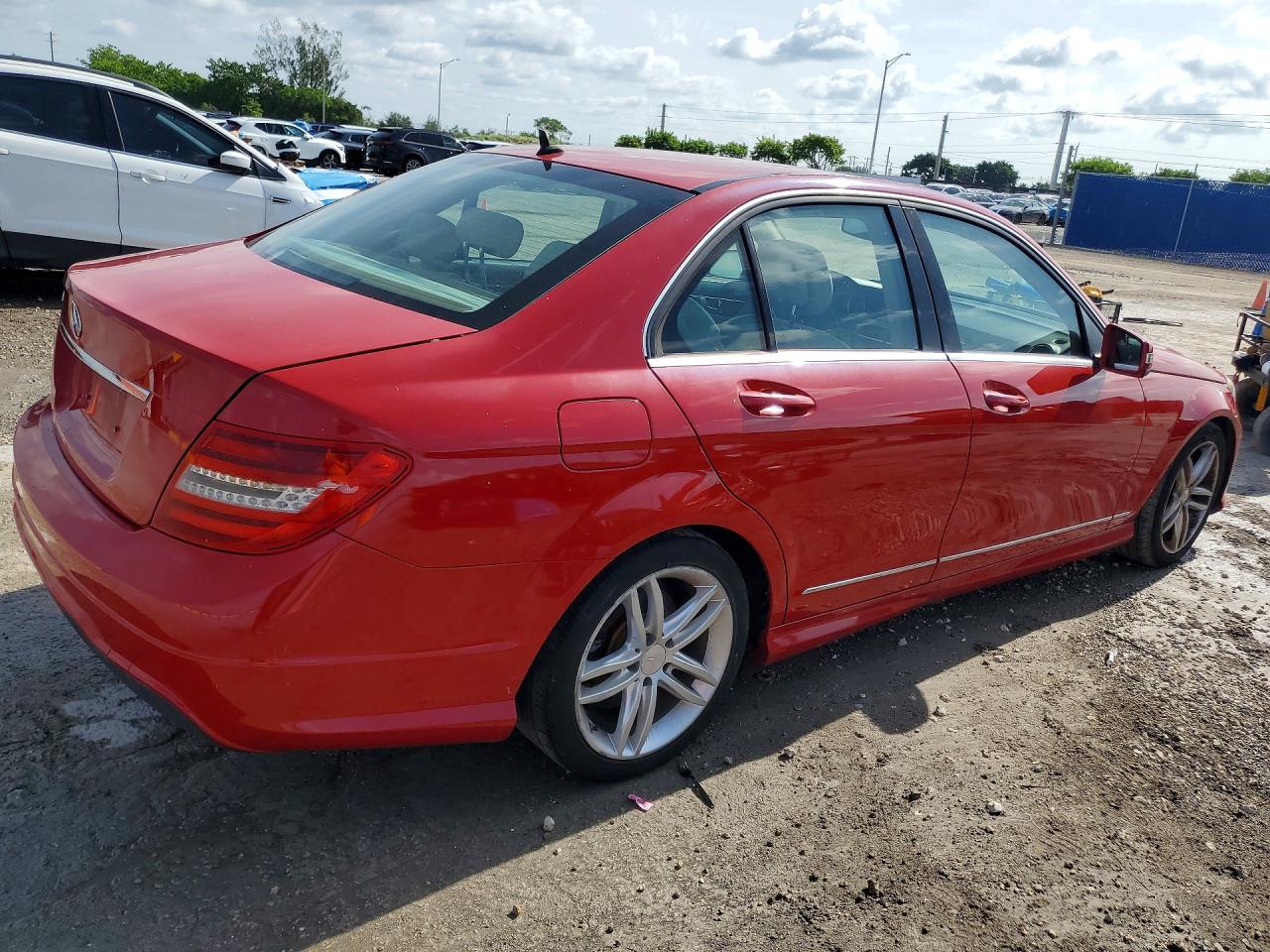 2014 Mercedes-benz C 250 Красный vin: WDDGF4HB6ER307790