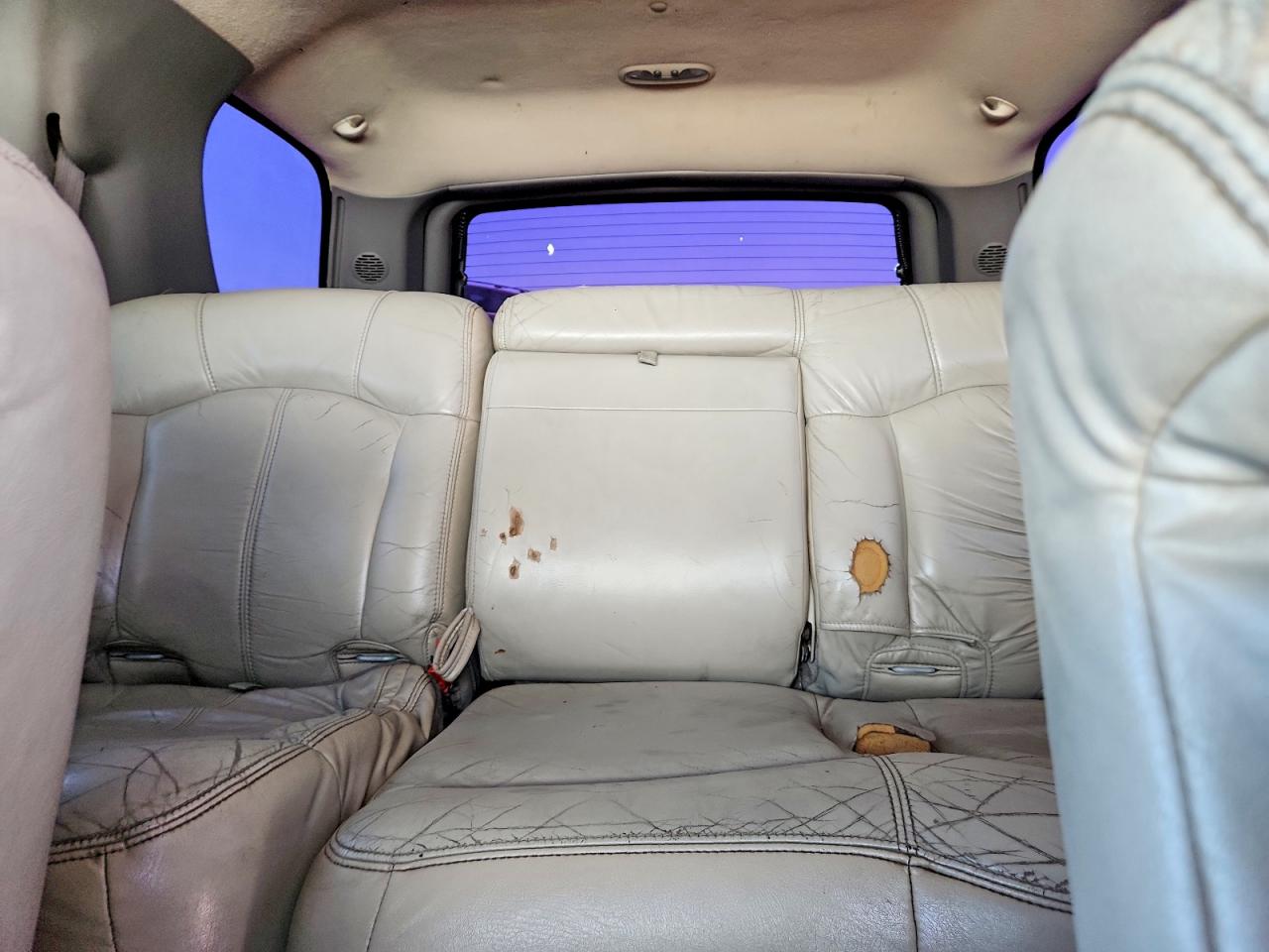 2002 Chevrolet Tahoe C1500 White vin: 1GNEC13TX2R131290