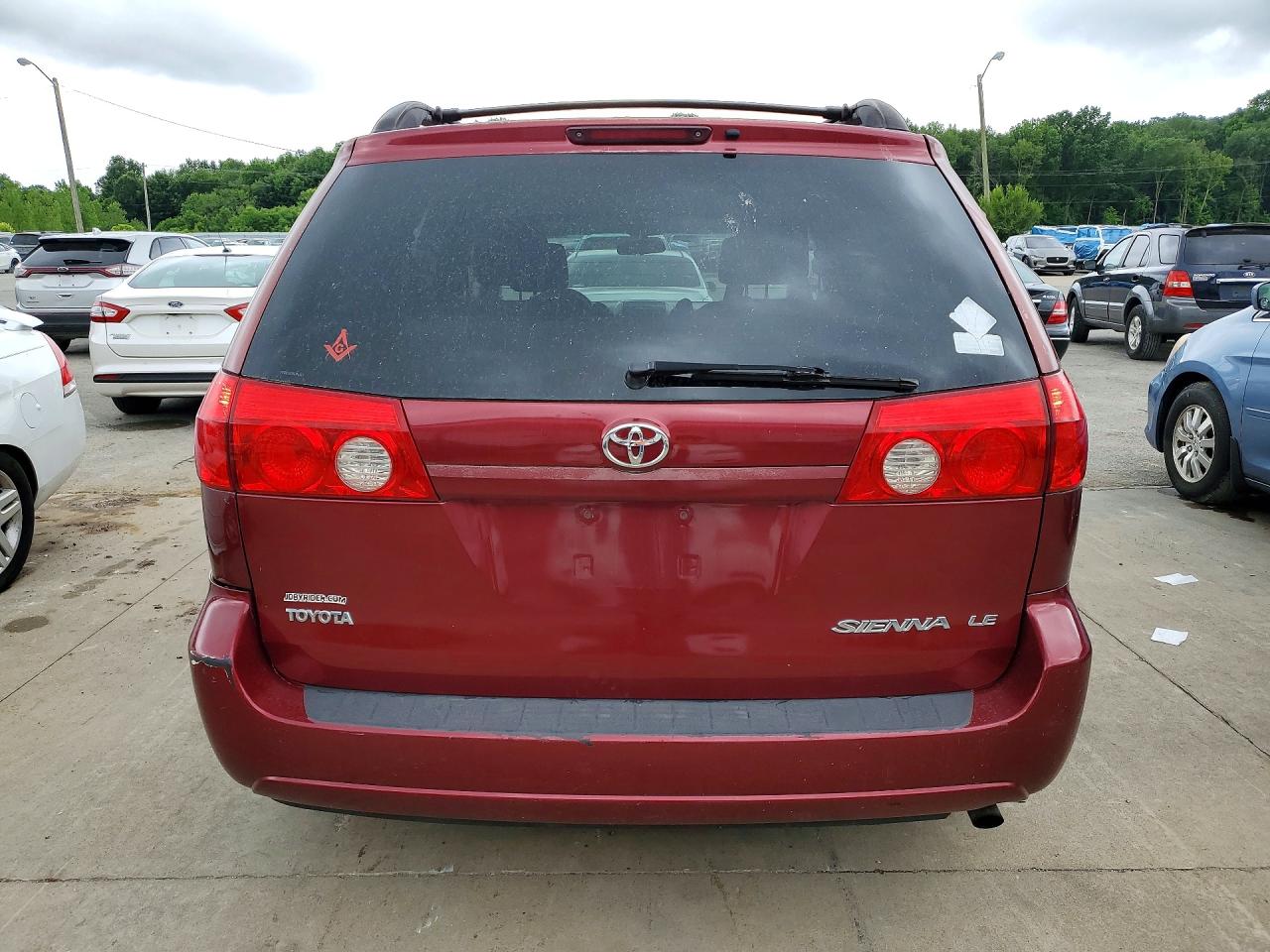 2008 Toyota Sienna Le 7-passenger Red vin: 5TDZK23C18S194243