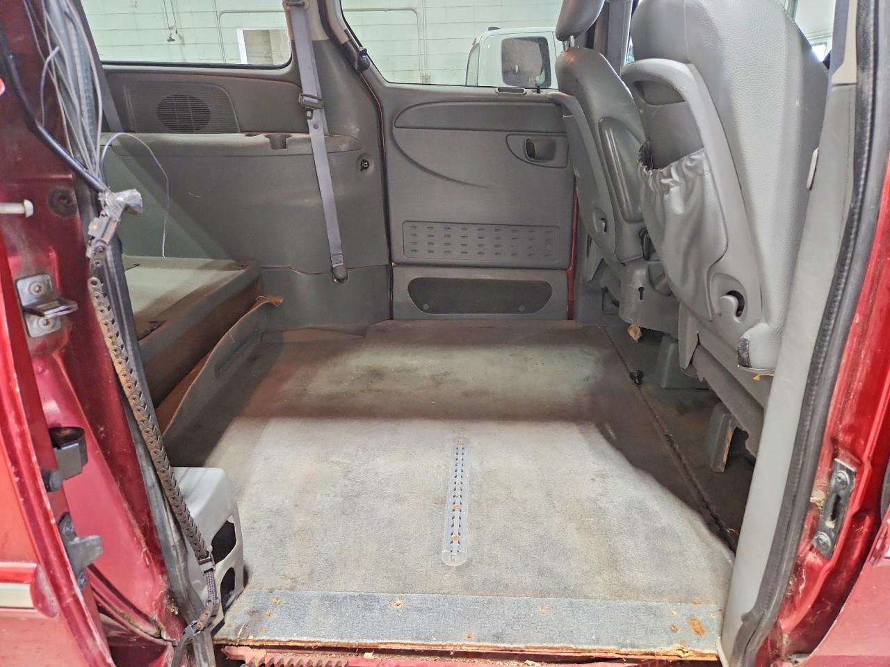 2007 Chrysler Town & Country Touring Red vin: 2A4GP54L37R315882