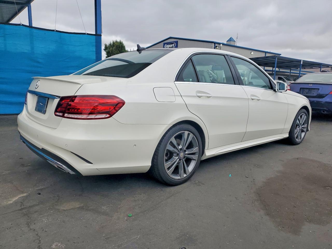 2014 Mercedes-benz E 350 White vin: WDDHF5KB8EB017725