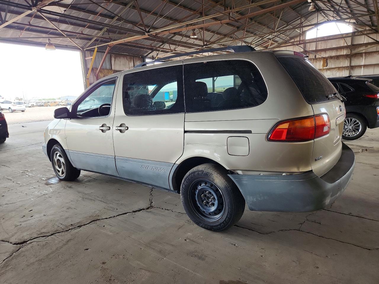 2000 Toyota Sienna Le Tan vin: 4T3ZF13C5YU268342