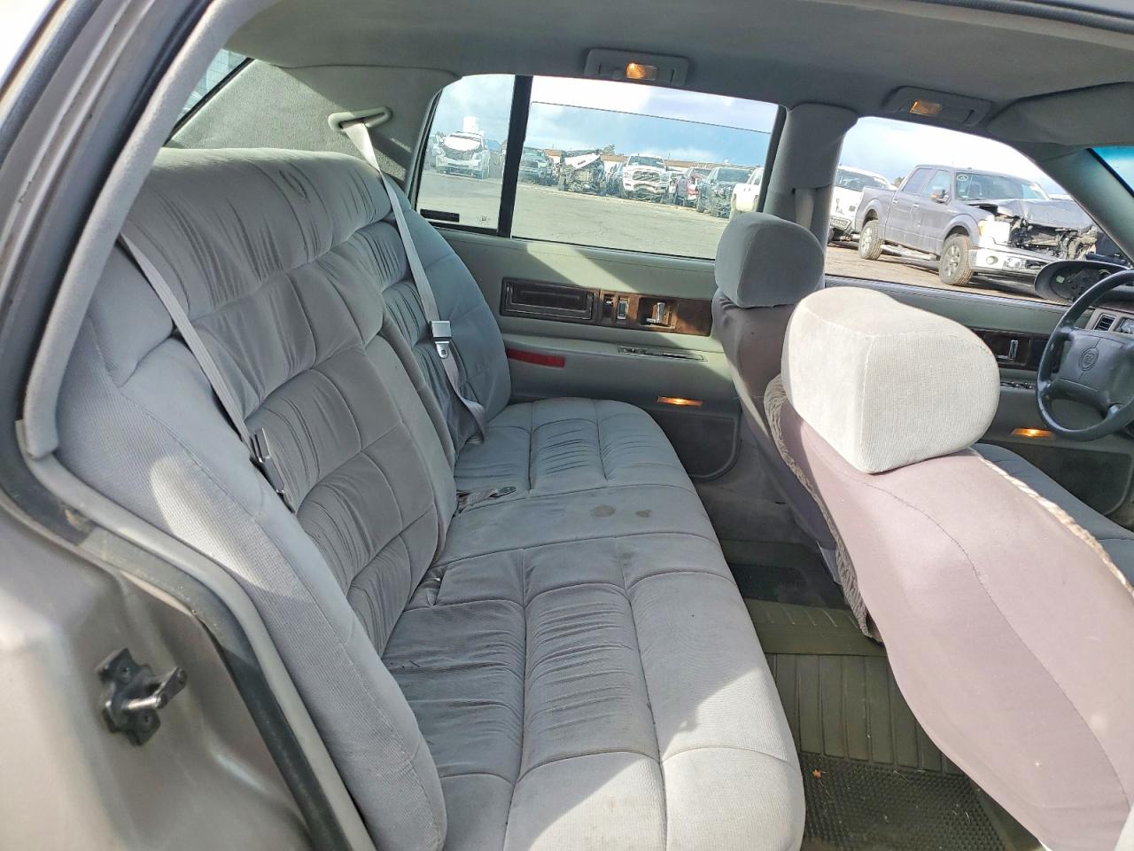 1995 Cadillac Fleetwood Base Silver vin: 1G6DW52P3SR714391